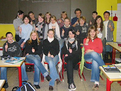Foto: Freut sich über das gute Abschneiden: Die Französischgruppe 8ab mit Frau Makowski-Kleinjohann