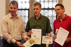 Foto zum Artikel: Schirmherr Peter Klöppel überreicht die Urkunde…