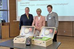 Foto zum Artikel:  Schulleiterin Viola Löchter, Ministerin Dorothee…