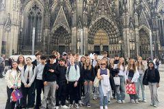 Foto zum Artikel: Unsere Schülergruppe vor dem Kölner Dom.