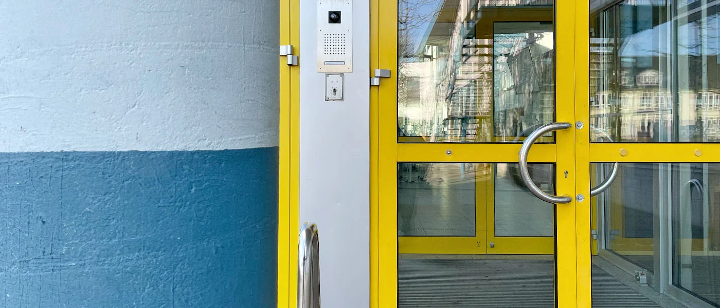 Bannergrafik schultuer.webp