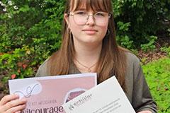 Foto zum Artikel: Nele Koch mit ihrem Wettbewerbsplakat und